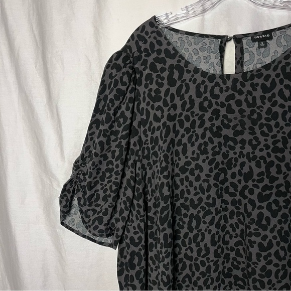 Torrid | Black Gray Animal Print Ruched Sleevee Blouse Top, Size 3X - Picture 6 of 10